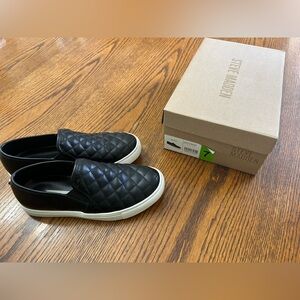 Like New* Steve Madden patent leather black quilted slip on shoes Size 7